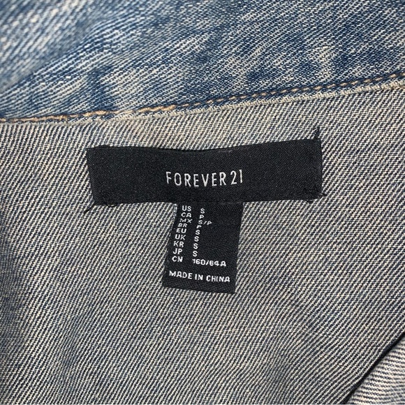 Forever 21 Jean Jacket Women’s Size Small Vintage Blue Wash Cotton Denim  Button - Picture 6 of 7